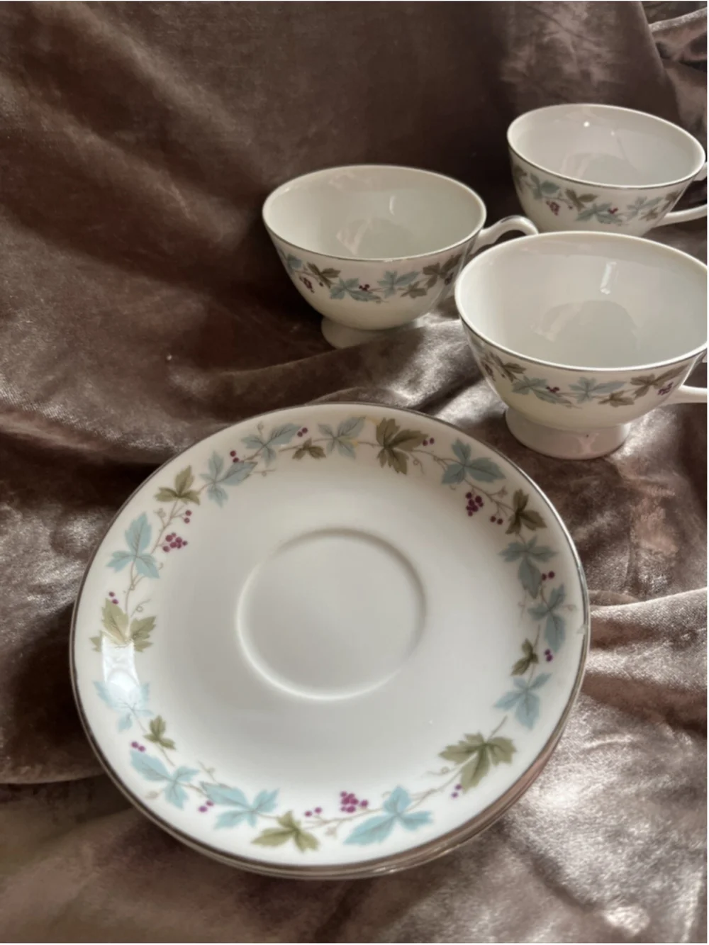 6 Vintage Fine China Japan 6701 Grape Pattern Cups & Saucers. 4 Sets plus 2 cups